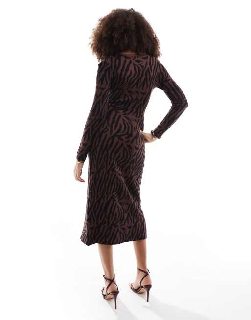 Style Cheat - Gebreide midi jurk met overslag en dierenprint in zwart en bruin, 2 van 4