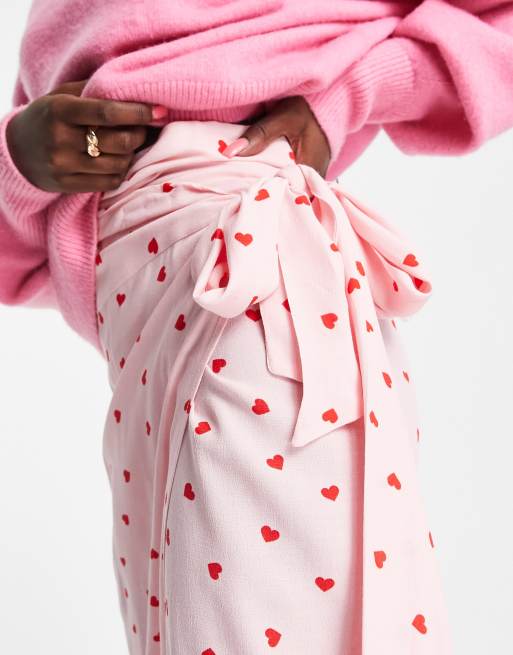 Style Cheat - Gonna midi avvolgente in raso rosa con stampa di cuori rossi in coordinato, 3 di 4