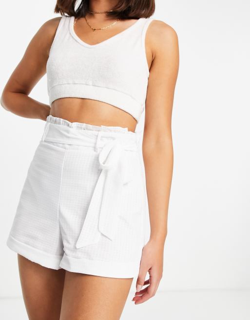 Style Cheat – Karierte, strukturierte Shorts in Weiß mit Bindegürtel, Kombiteil