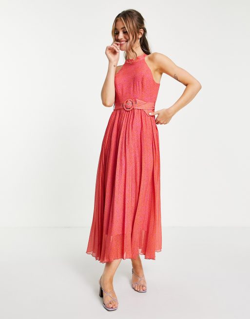 Style Cheat – Langes Plisseekleid mit Neckholder, Gürtel und Tiermuster in Rot