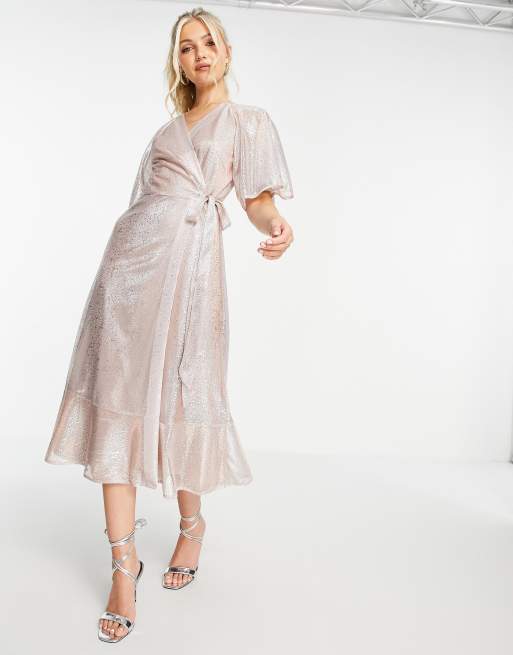 Style Cheat - Metallic midi-wikkeljurk met fladdermouwen in champagne glitter