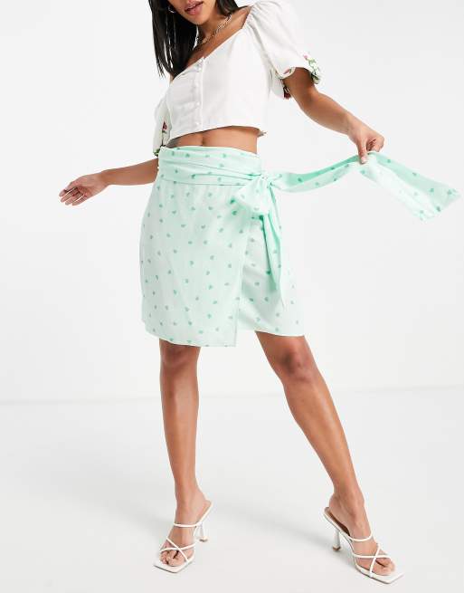 Style Cheat - Minigonna avvolgente verde con stampa a cuori in coordinato