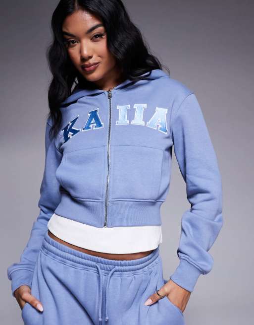 Sudadera azul claro con capucha, cremallera y logo bordado de Kaiia (parte de un conjunto)