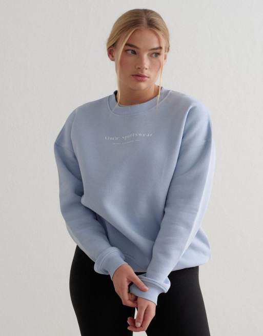 Sudadera azul claro con estampado de tipografía serif Cloudy de Aim'n