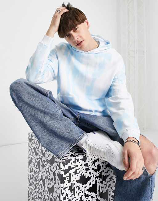 Sudadera azul claro extragrande con capucha, efecto tie dye y estampado de dibujos deportistas de ASOS DESIGN, 2 de 4