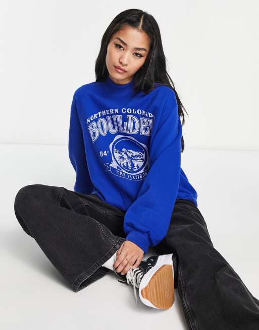 Sudadera azul con cuello alto y estampado de ciudad Boulder de