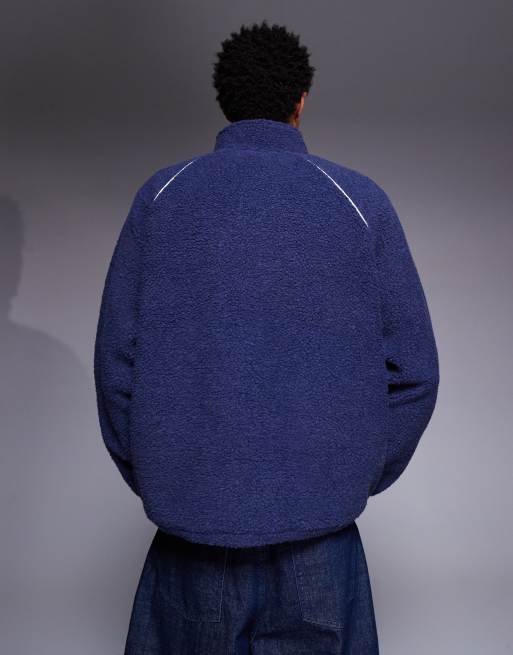 Sudadera azul con cuello alzado y estampado en el pecho de borreguito de ASOS DESIGN , 3 de 5