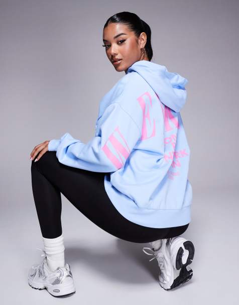 Sudadera azul extragrande con capucha y logo rosa apilado en la espalda de Weekend Collective - view 1