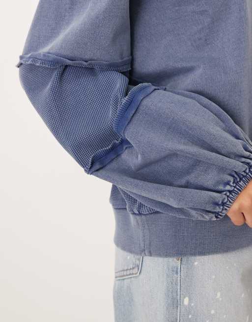 Sudadera azul lavado con cuello de pico y detalle de panel gofrado de ASOS DESIGN, 3 de 4