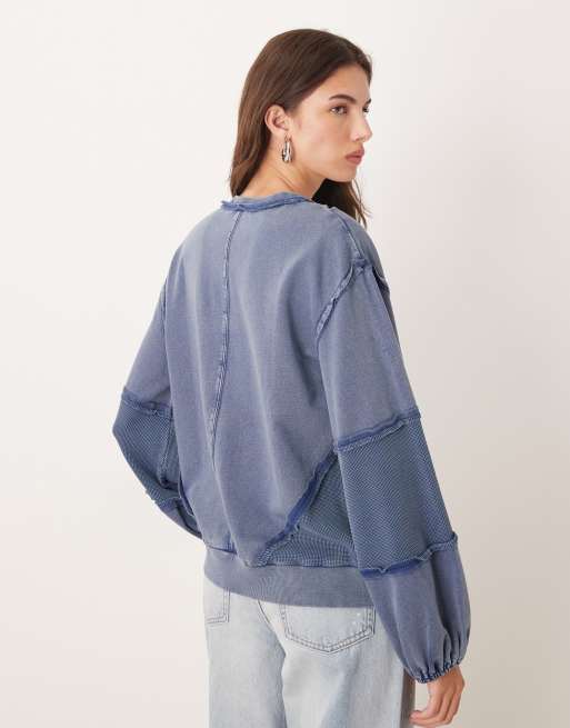 Sudadera azul lavado con cuello de pico y detalle de panel gofrado de ASOS DESIGN, 4 de 4