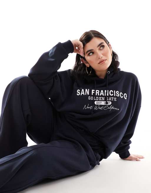 Sudadera azul marino con capucha y bordado 