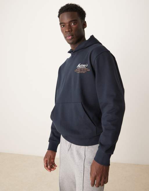 Sudadera azul marino con capucha y estampado de coche en el pecho y la espalda de ASOS DESIGN, 2 de 4