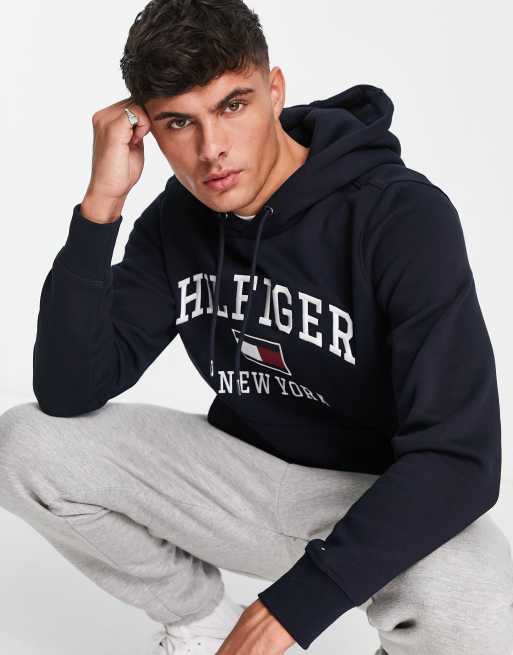 Sudadera azul marino con capucha y logo de estilo universitario de