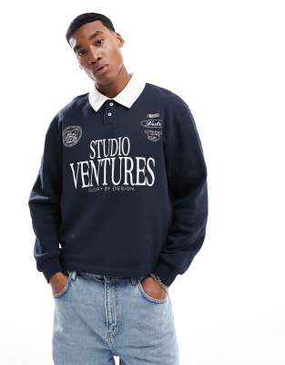Sudadera azul marino con cuello tipo polo y diseño estampado de ASOS DESIGN