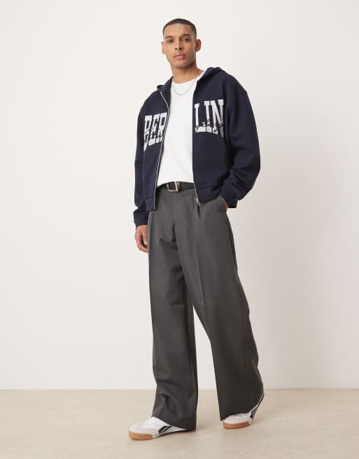 Sudadera azul marino de corte cuadrado con capucha, cremallera y estampado "Berlin" de ASOS DESIGN, 3 de 4