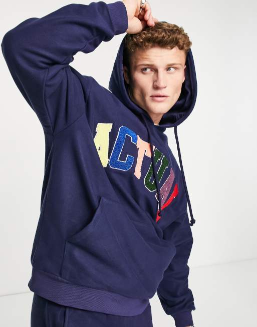 Sudadera azul marino extragrande con capucha y aplicación multicolor del logo de felpa de ASOS Actual (parte de un conjunto)