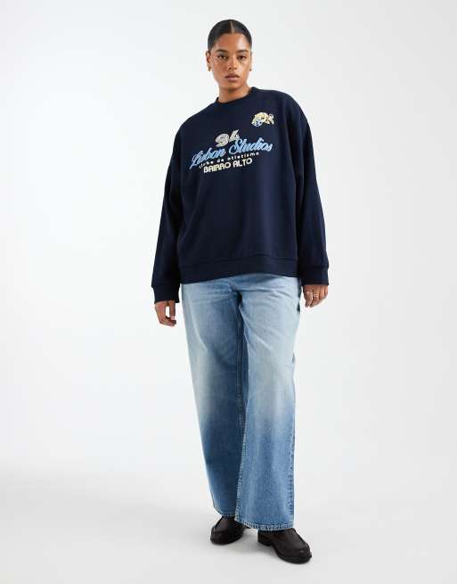 Sudadera azul marino extragrande con estampado gráfico deportivo "Lisbon" de ASOS DESIGN Curve, 2 de 4