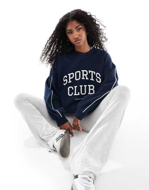 Sudadera azul marino extragrande con texto "Sports Club" y logo bordado de 4th & Reckless - view 1