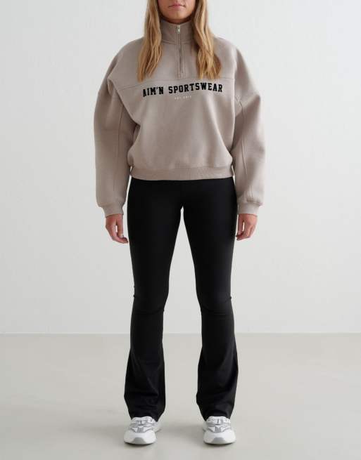 Sudadera beis arcilla oscuro de estilo universitario con media cremallera de Aim'n, 3 de 3