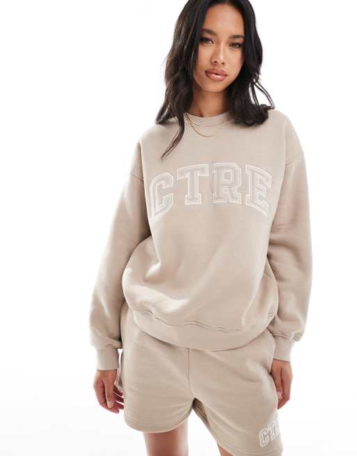 Sudadera beis con cuello redondo y diseño universitario 