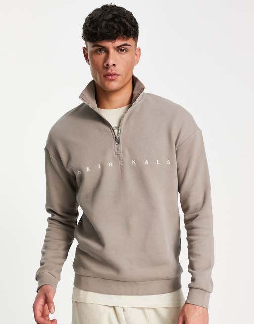 Sudadera beis extragrande con cremallera corta y bordado de Jack & Jones Originals, 3 de 4