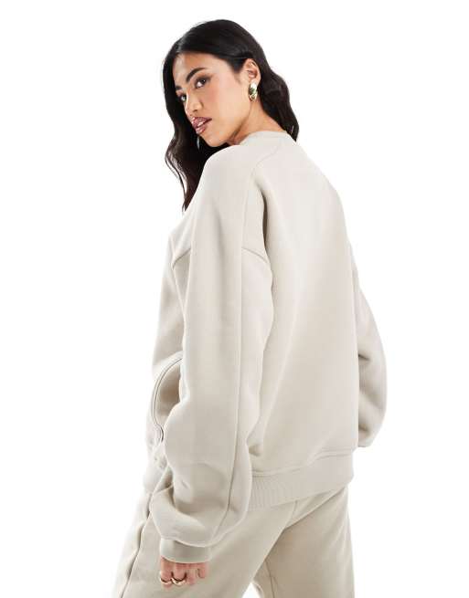 Sudadera beis lavado extragrande con cuello redondo Essentials de The Couture Club , 2 de 4