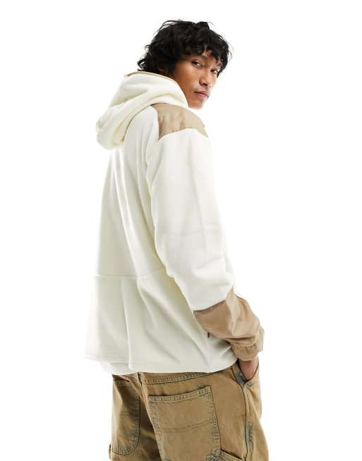 Sudadera blanca con capucha y cuello alto en contraste de felpa de