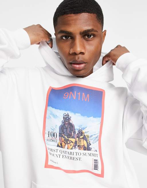 Sudadera blanca con capucha y estampado de portada de revista de 9N1M SENSE