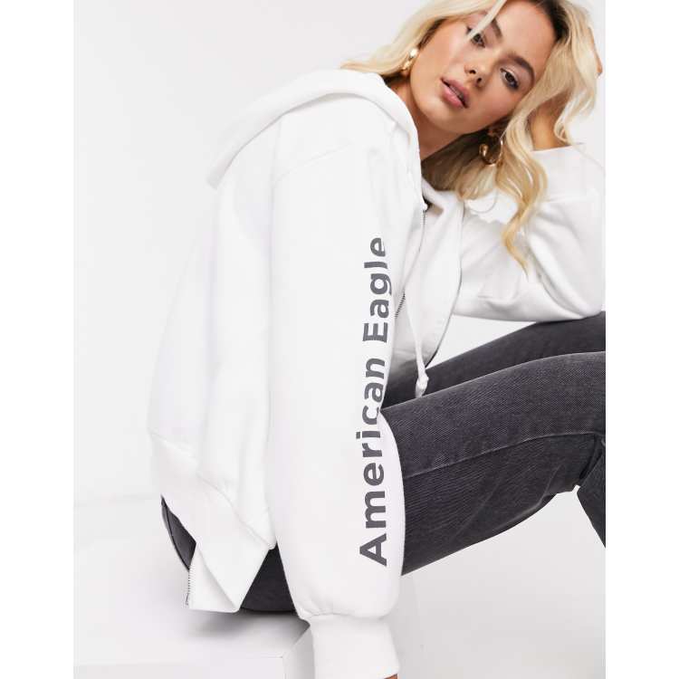 blanca capucha y logo de American |