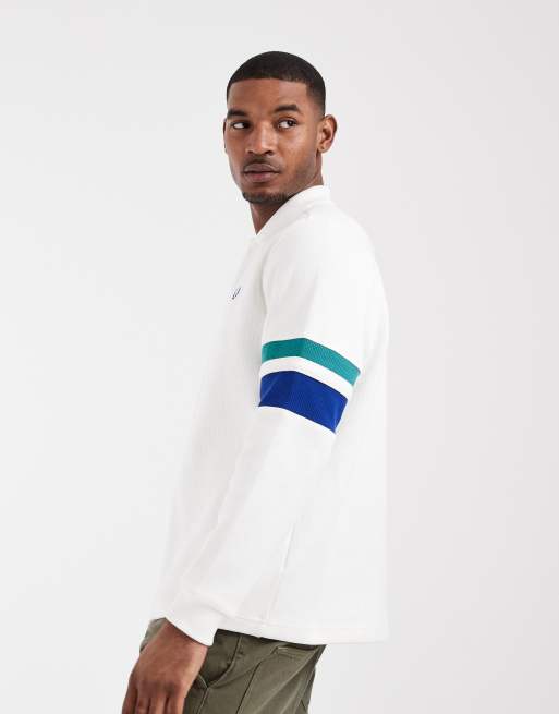 Sudadera blanca con cuello tipo polo, ribetes en las mangas y logo de Fred Perry