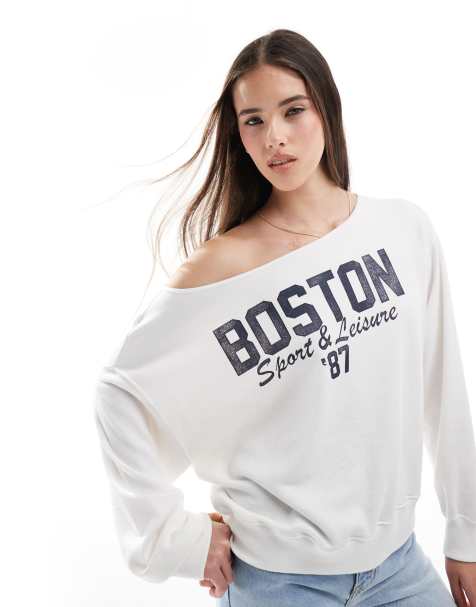 Sudadera blanca con estampado gráfico "Boston" y escote Bardot de Hollister - view 1