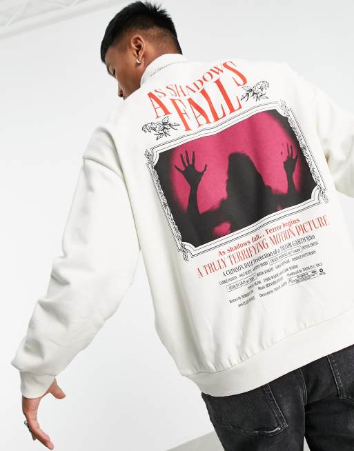 Sudadera blanca extragrande con estampado en la espalda de cartel de película de estilo gótico de ASOS DESIGN, 2 de 4