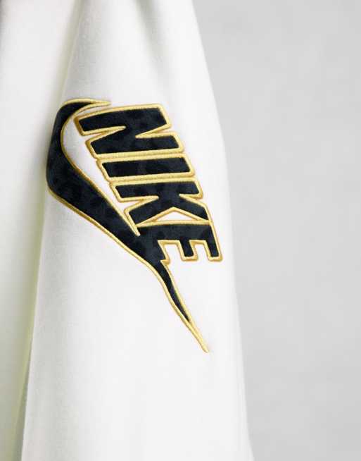 Sudadera blanca sin cierres con capucha, estampado de leopardo y logo Futura de Nike, 2 de 4