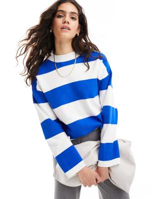 Sudadera blanca y azul a rayas gruesas de corte cuadrado de Mango