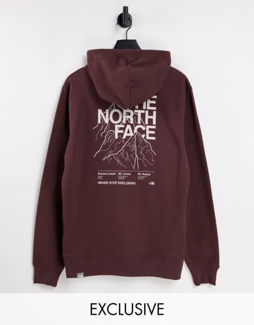 Sudadera burdeos con capucha y estampado lineal de montaña exclusiva en ASOS de The North Face