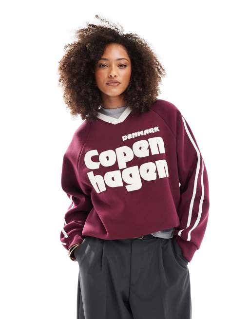 Sudadera burdeos con cuello de pico y estampado gráfico 