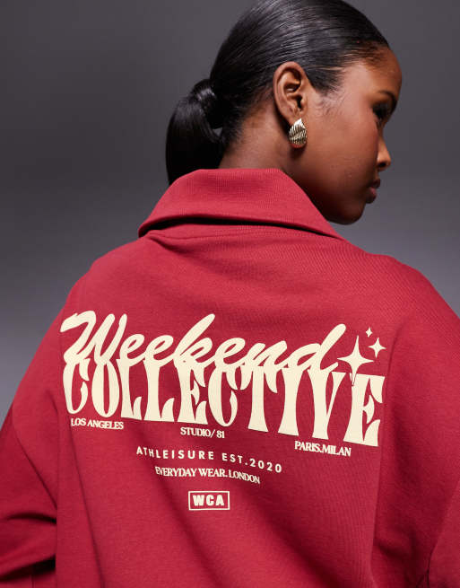 Sudadera burdeos con estampado gráfico variado en el pecho y media cremallera de Weekend Collective, 2 de 4