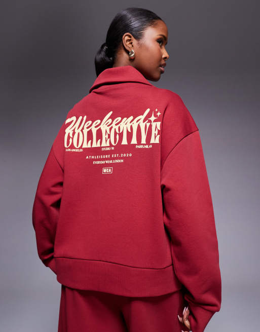 Sudadera burdeos con estampado gráfico variado en el pecho y media cremallera de Weekend Collective, 3 de 4