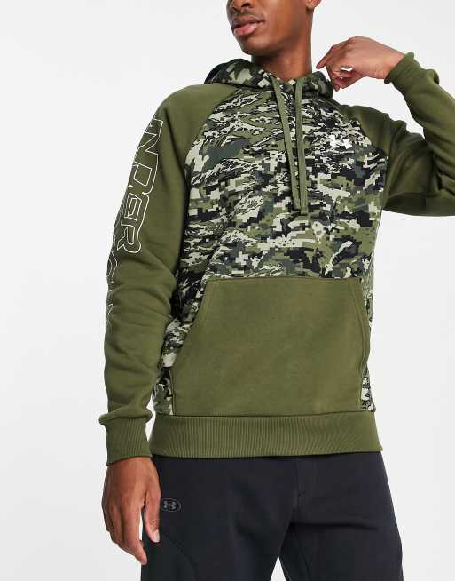 Sudadera caqui con capucha estampado de camuflaje con texto de la marca de felpa Rival de Under Armour ASOS