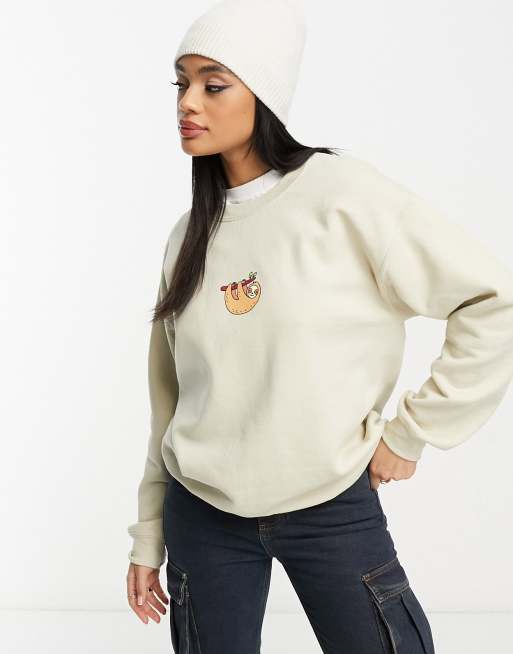 Sudadera color arena con estampado gráfico de perezoso de New Love Club