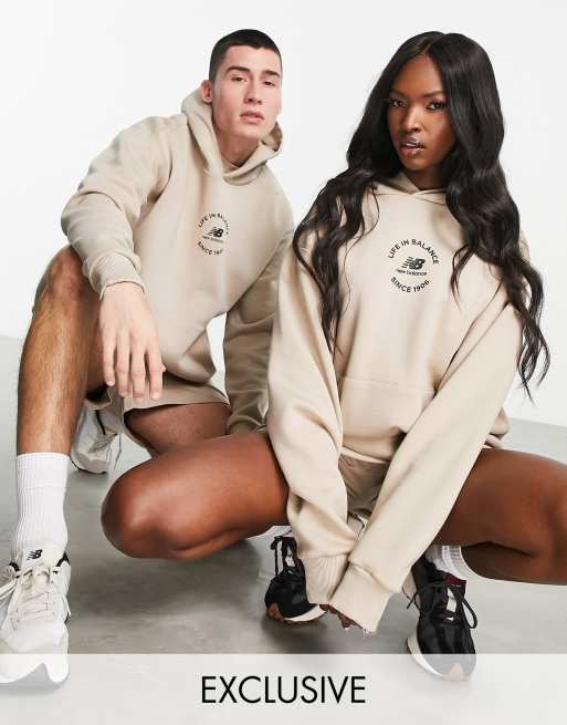 Sudadera color arena unisex con capucha Life in Balance de New Balance