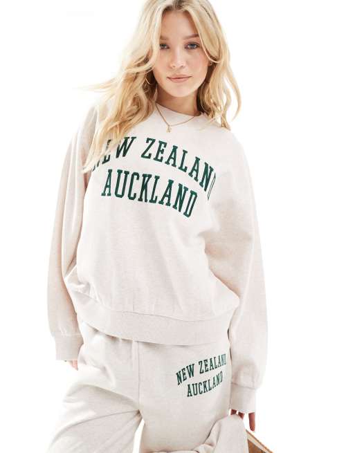 Sudadera color avena jaspeado con diseño gráfico 