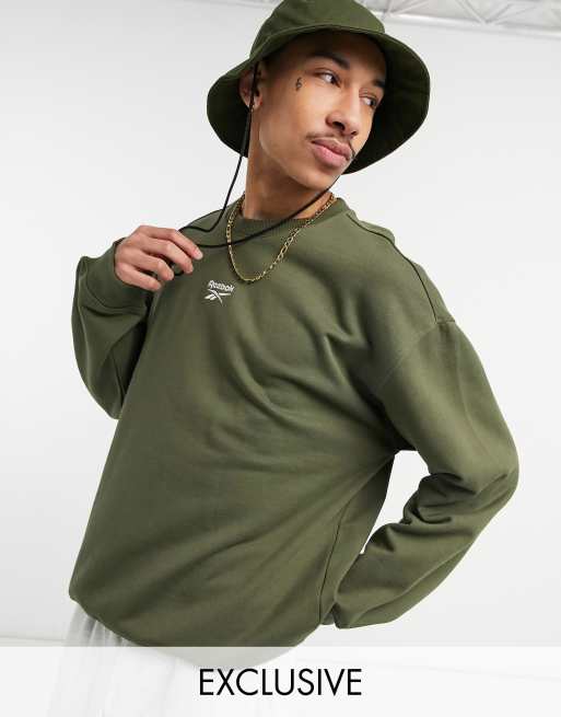 Sudadera color caqui con logo central exclusiva en ASOS de Reebok Classics