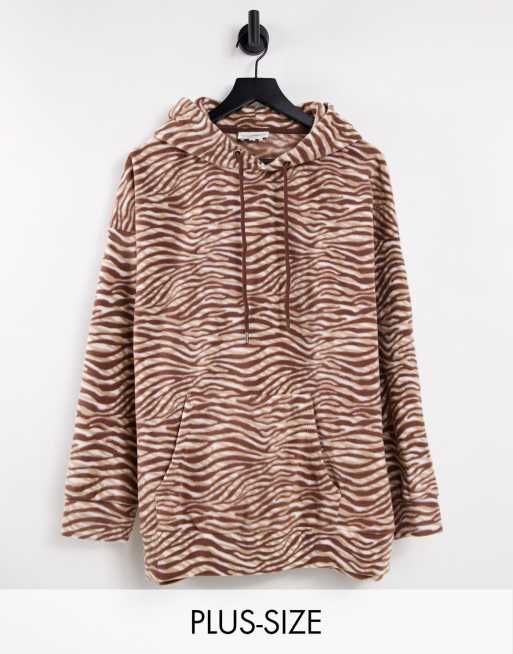Sudadera color chocolate extragrande con capucha y estampado de cebra de felpa de Native Youth Plus