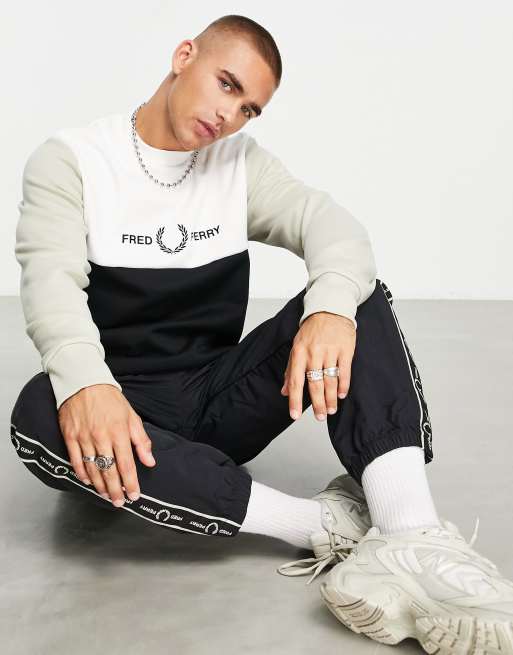 Sudadera blanca con logo bordado en el pecho de Fred Perry, ASOS