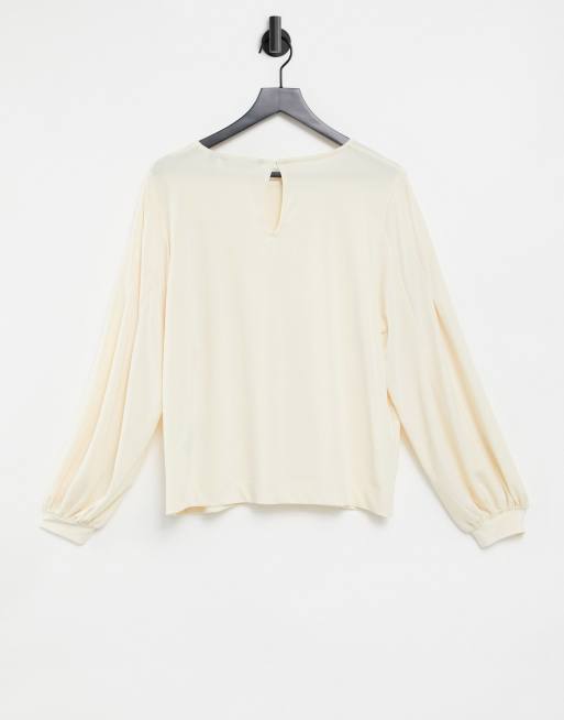 Sudadera color crema con mangas voluminosas de Vero Moda Curve, 2 de 4