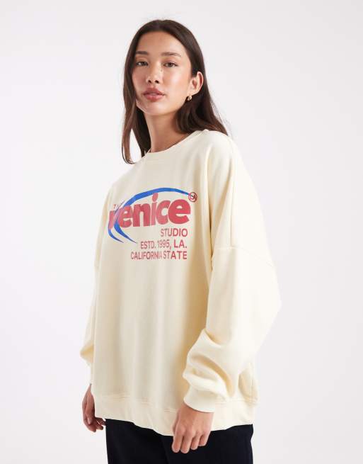 Sudadera color crema de corte cuadrado con estampado 