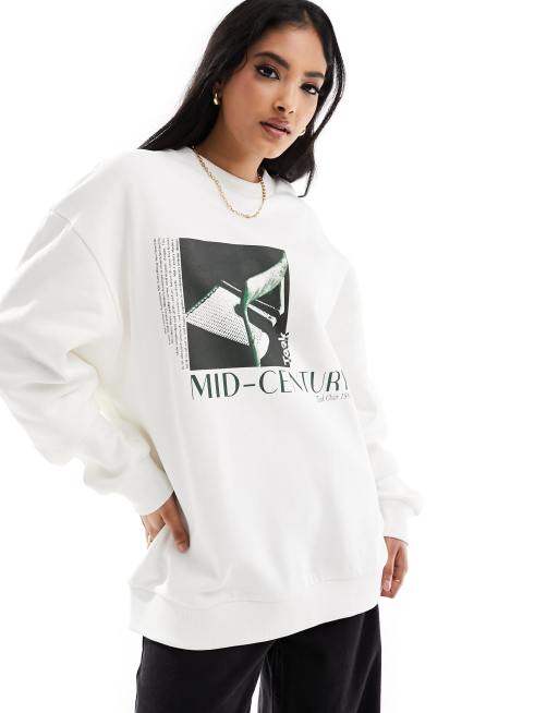 Sudadera color crema extragrande con estampado gráfico de mueble y texto 