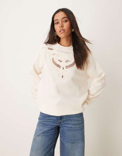 Sudadera color crudo con bordados y detalles calados de Miss Selfridge