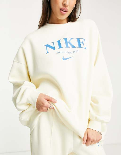 Sudadera color leche de coco básica con cuello redondo y diseño retro de felpa de Nike, 3 de 4